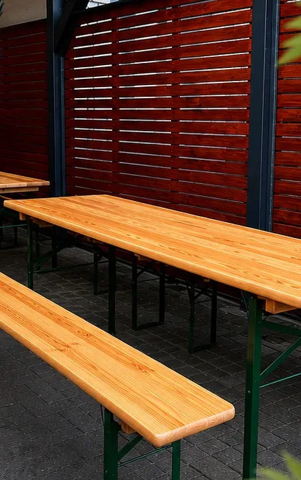 Festzeltgarnitur aus Holz mit grünem Gestell