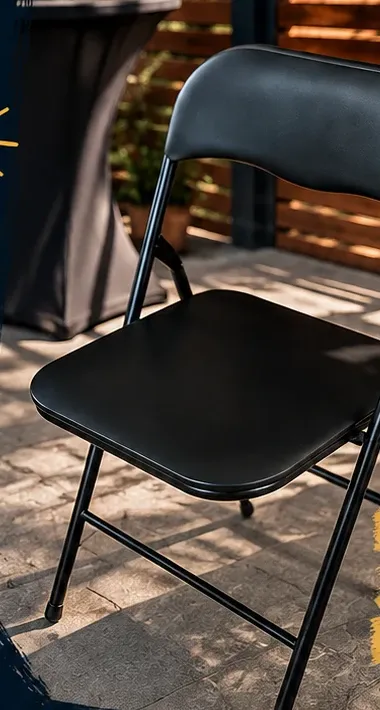 Schwarzer gepolsterter Klappstuhl
